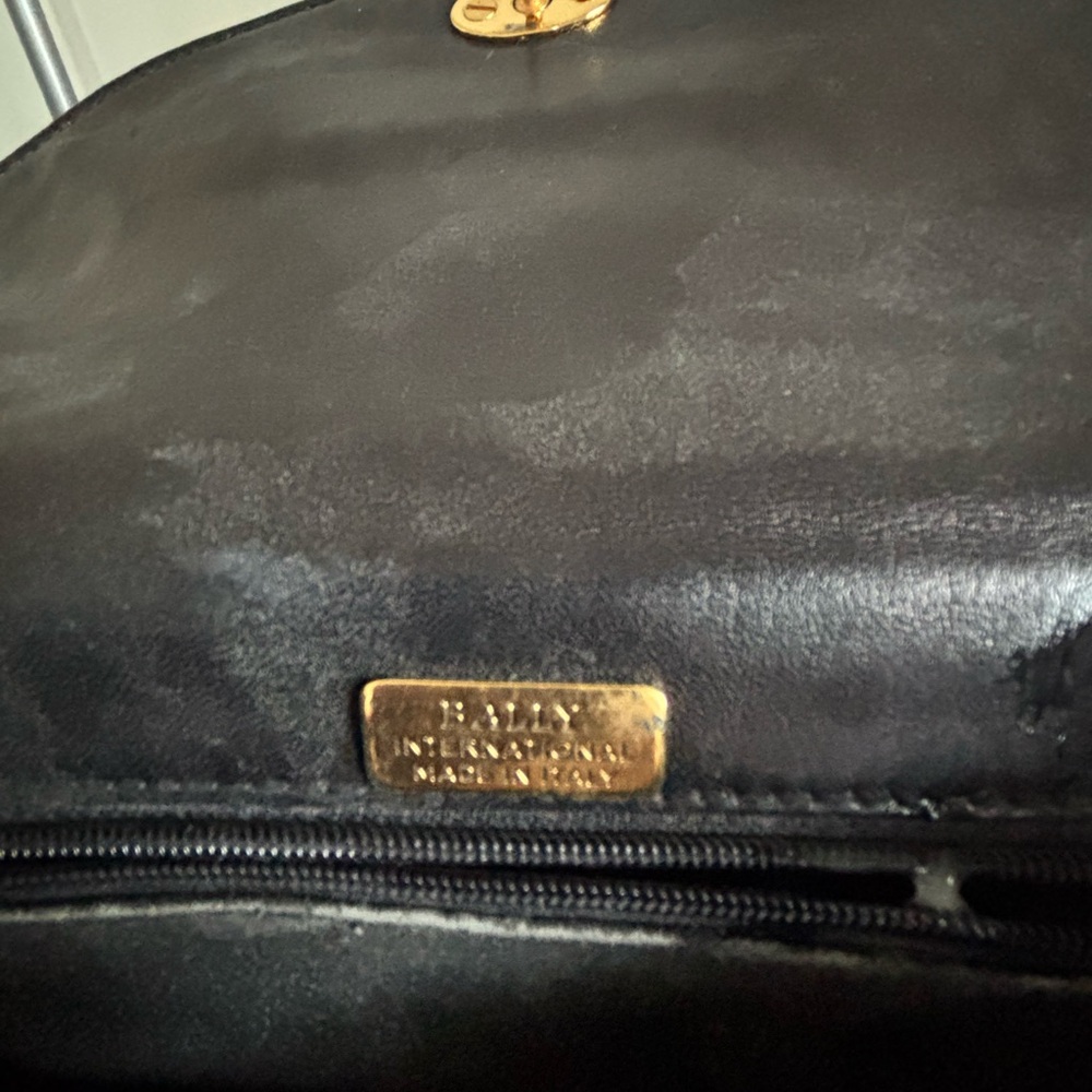 Vintage Bally Quilted Lambskin Chain Shoulder Bag – Black with Gold Hardware - Picture 7 of 10